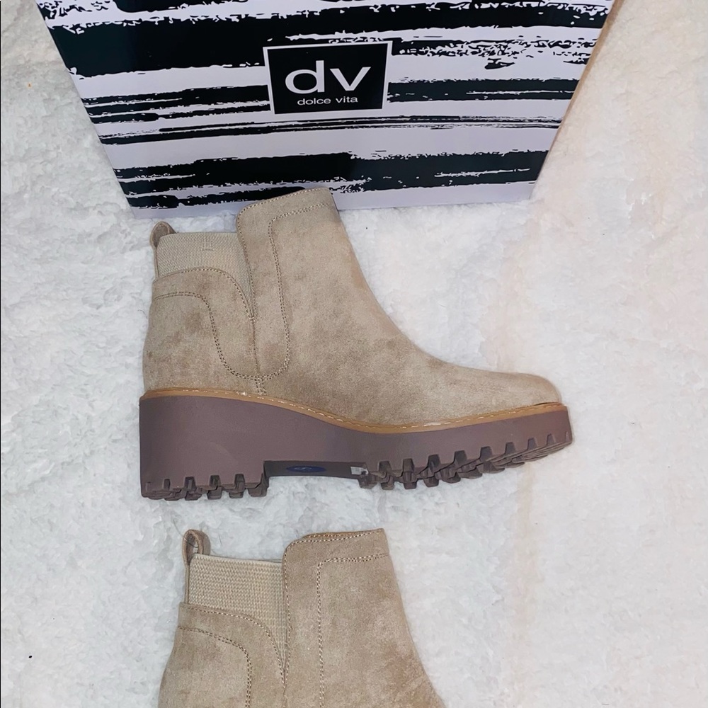 NWOT - DOLCE VITA - RANGO BOOTS - STONE - 8.5
